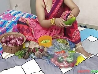 Xxx Bhojpuri Bhabhi, While Selling Vegetables, Displaying Off Her Fat Nips, Got Chuckled By The Customer!